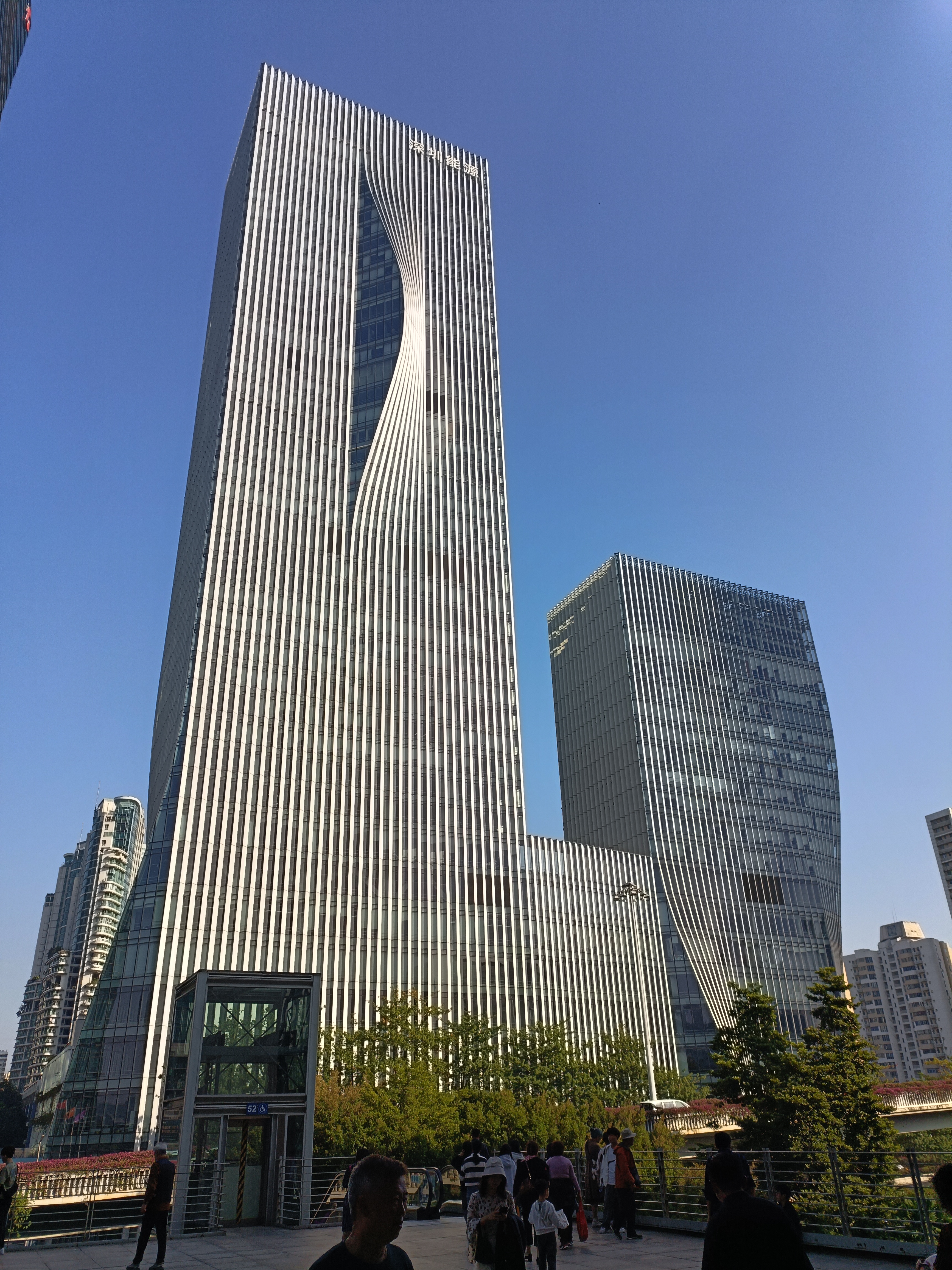 26度之间,深圳人的穿着丰富多彩,有女生上身