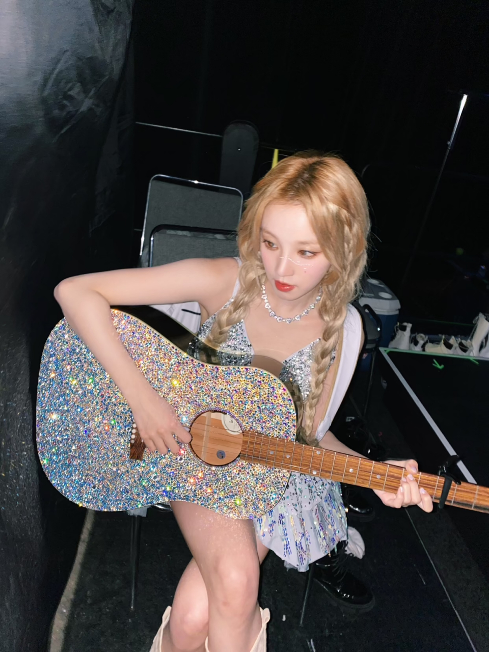 宋雨琦简直不要太好看,这把吉他的造型也很独特