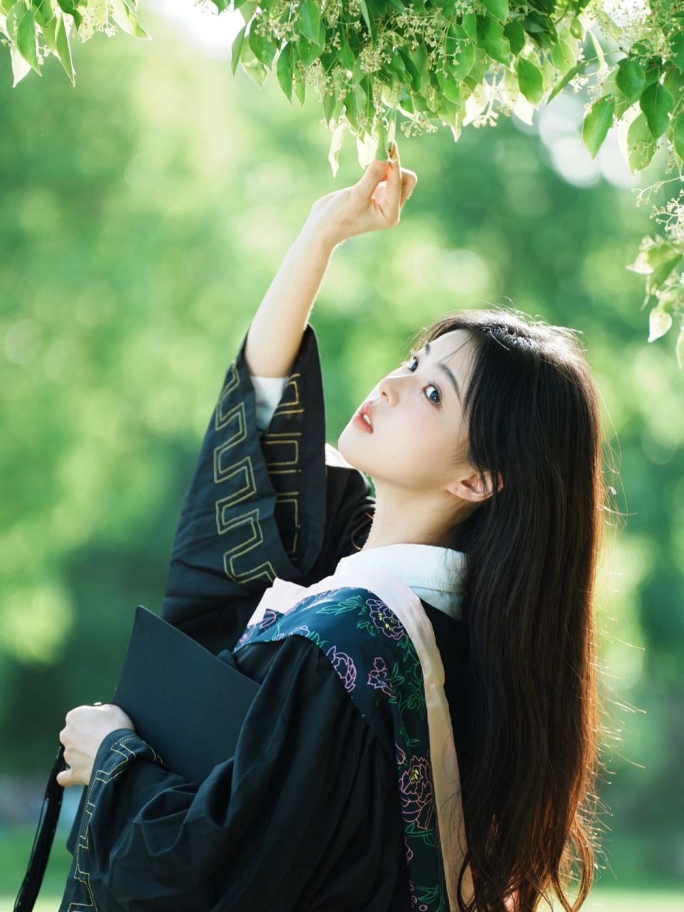 直出也很绝 拍照那天是个大晴天,在草坪上拍的 学士服写真算是毕业季