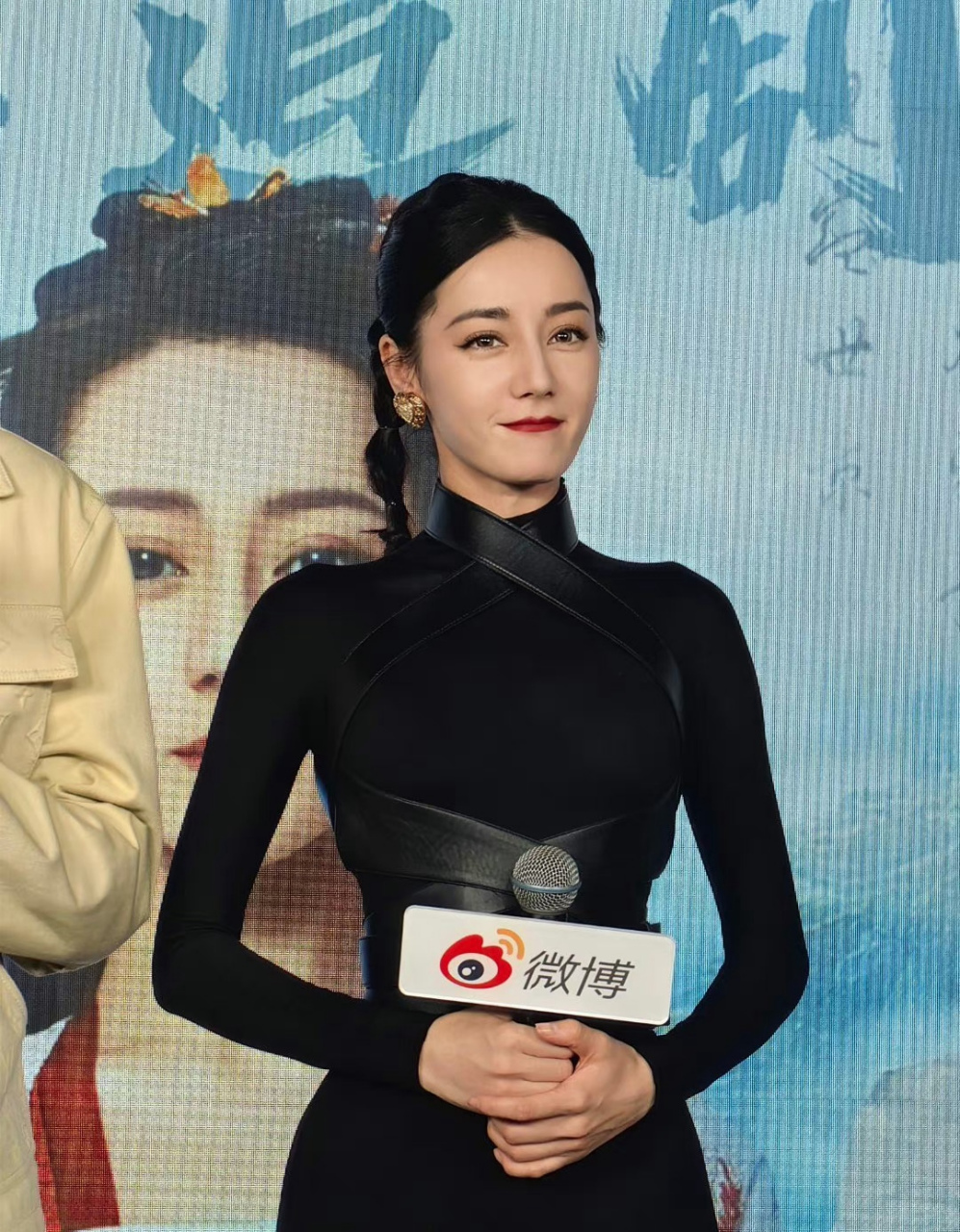 迪丽热巴黑色紧身衣 高马尾,"ai女特工"的既视感.