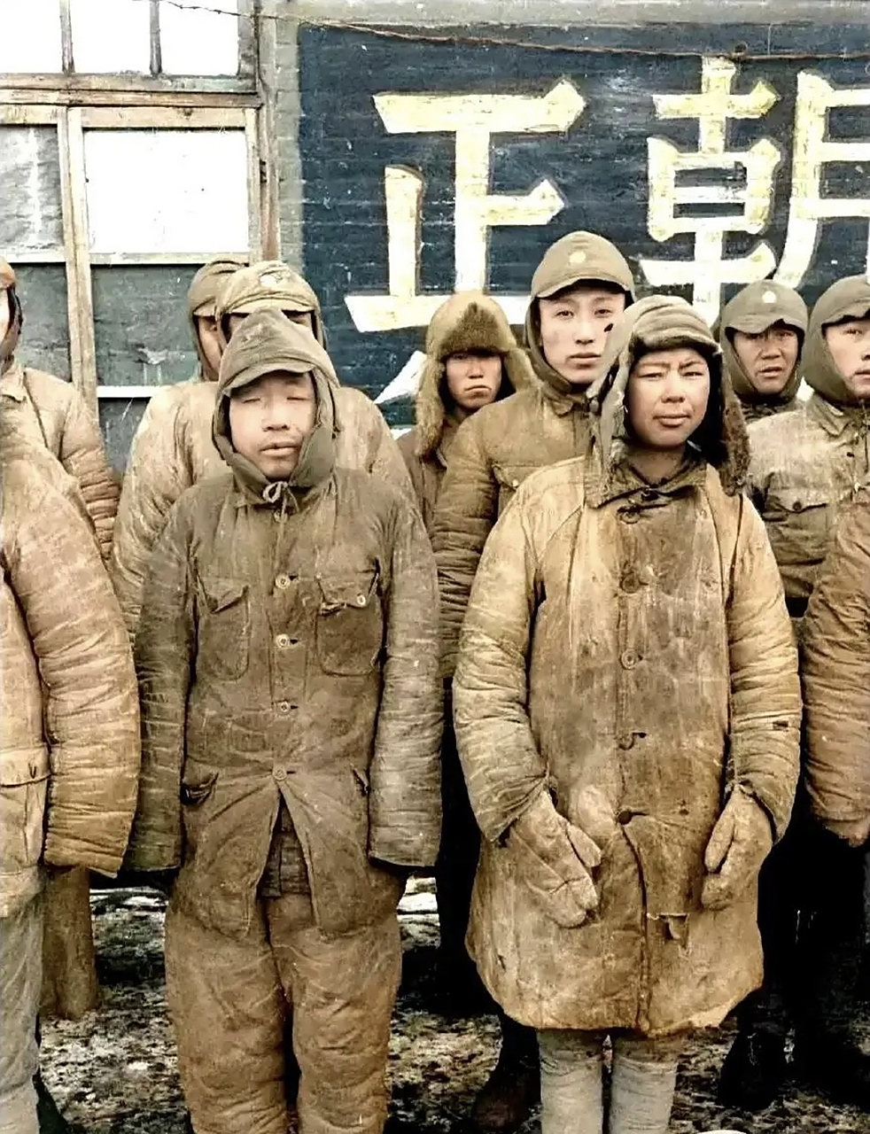 1948年,照片中是沈阳国民党士兵,站在寒风中瑟瑟发抖,早已无昔日的