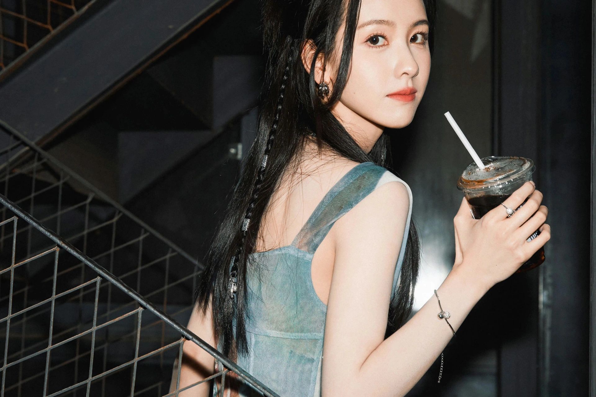 陈都灵|曾经的最美校花,现在也自然好看,酷酷的