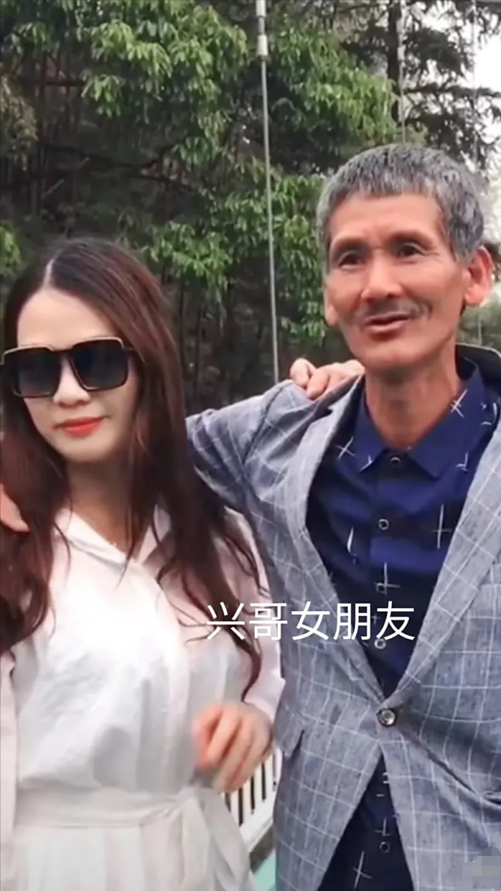 广东下六兴哥靠着独特的舞步和唱功吸金百万,年过六旬的他买了人生中