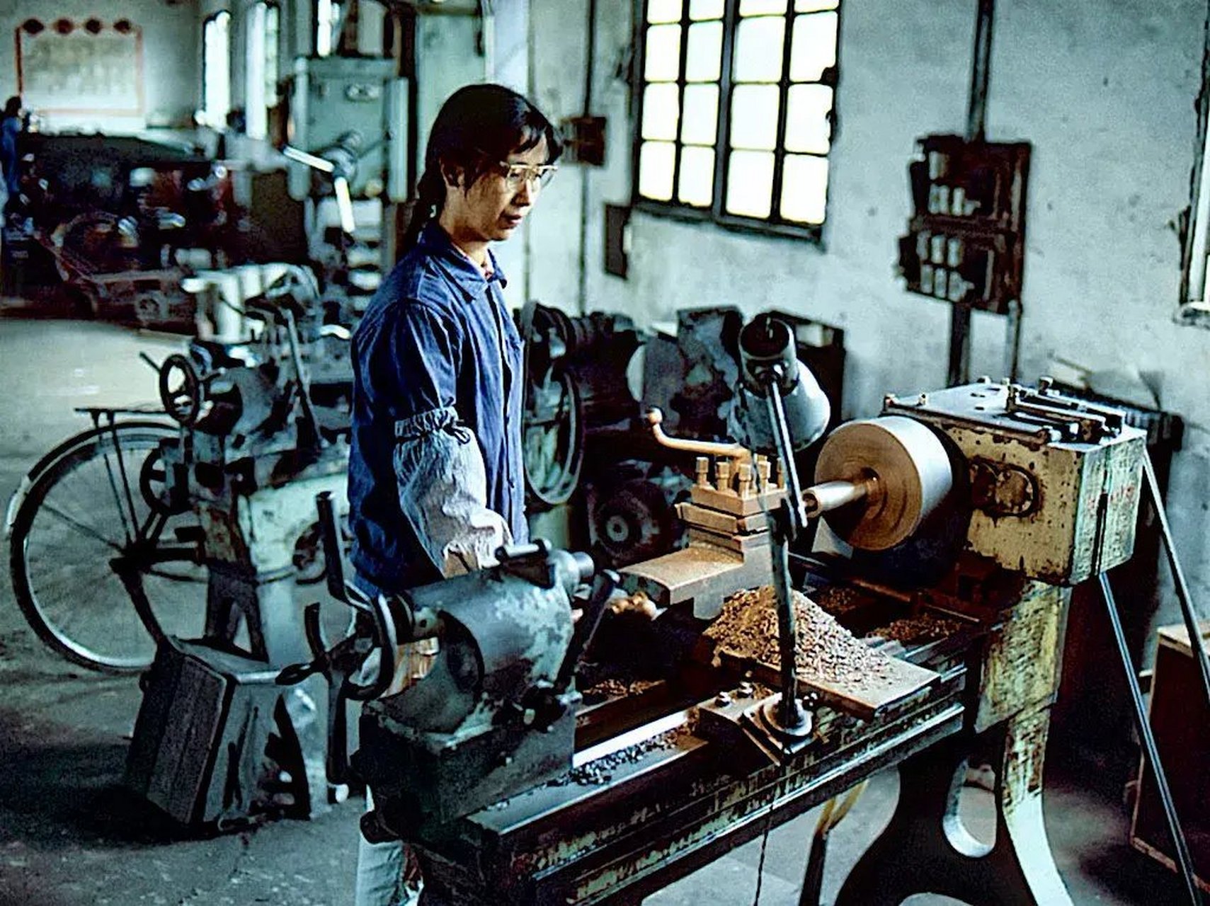 上世纪80年代,南京一家工厂里的女工.您知道她操作的机器是什么吗?