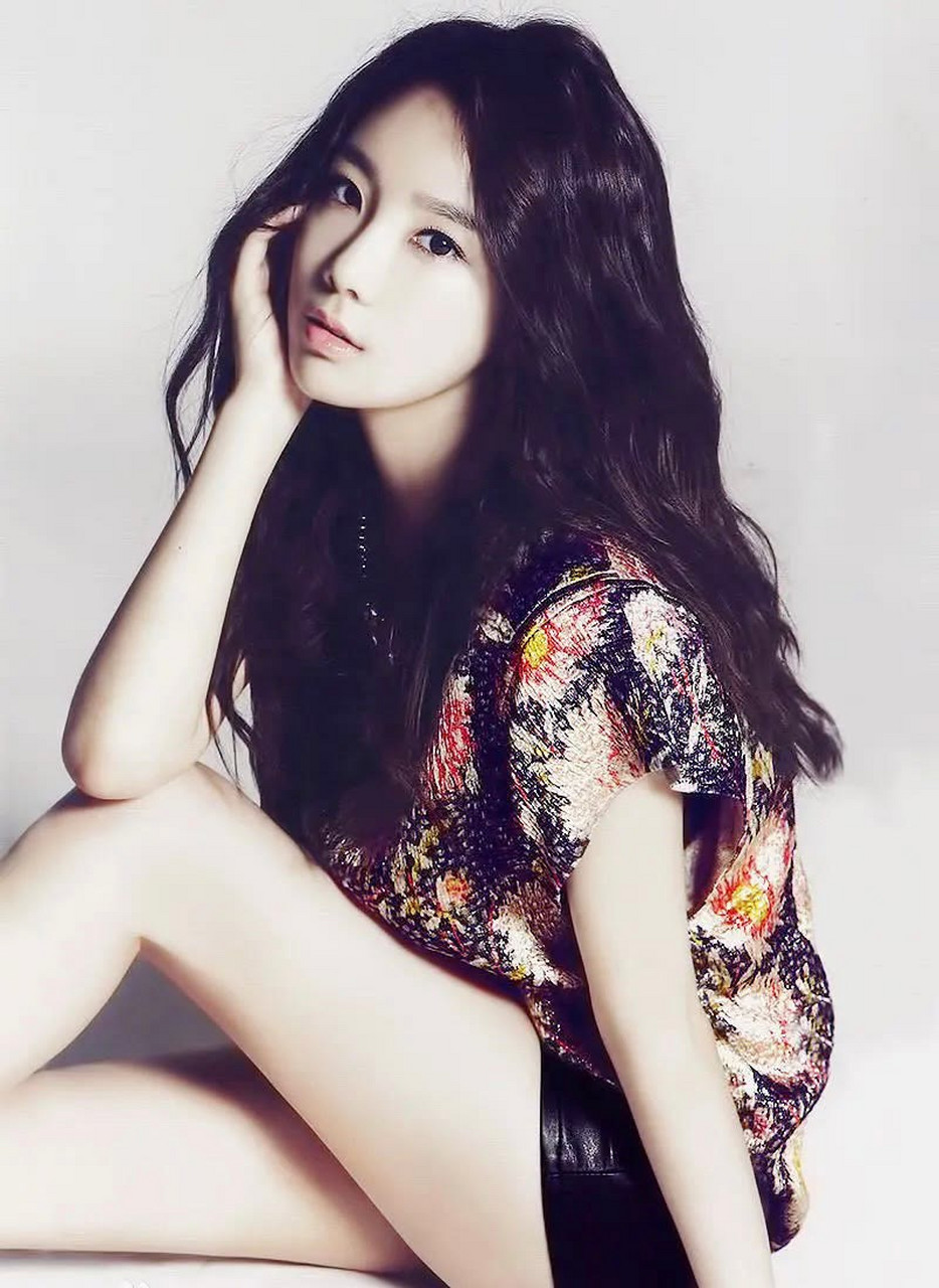 韩国歌手金泰妍时尚穿搭写真.