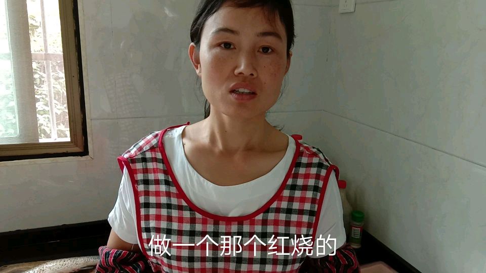 芳姐今天做了一道红烧草鱼,儿子直夸好吃,把妈妈美的