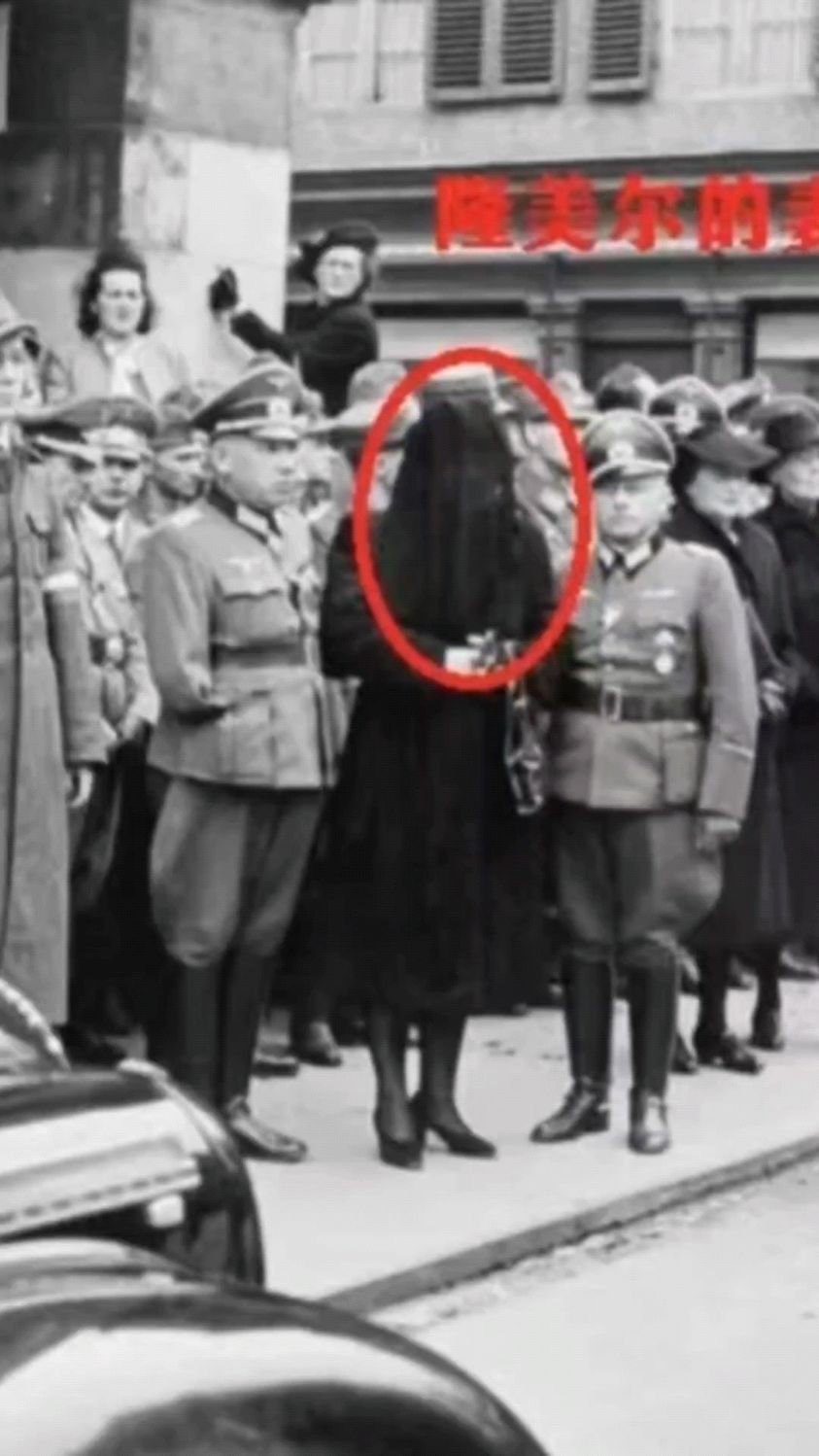 1944年,隆美尔的灵柩和大炮一起挂在汽车后面缓缓驶向墓地,德国军民向