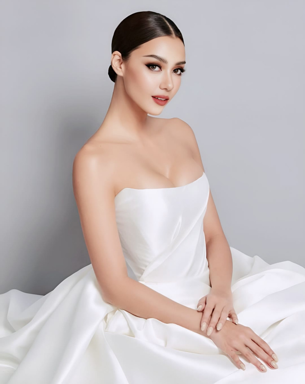 萨米·考威尔,泰英混血,1991年10月8日出生于泰国曼谷.