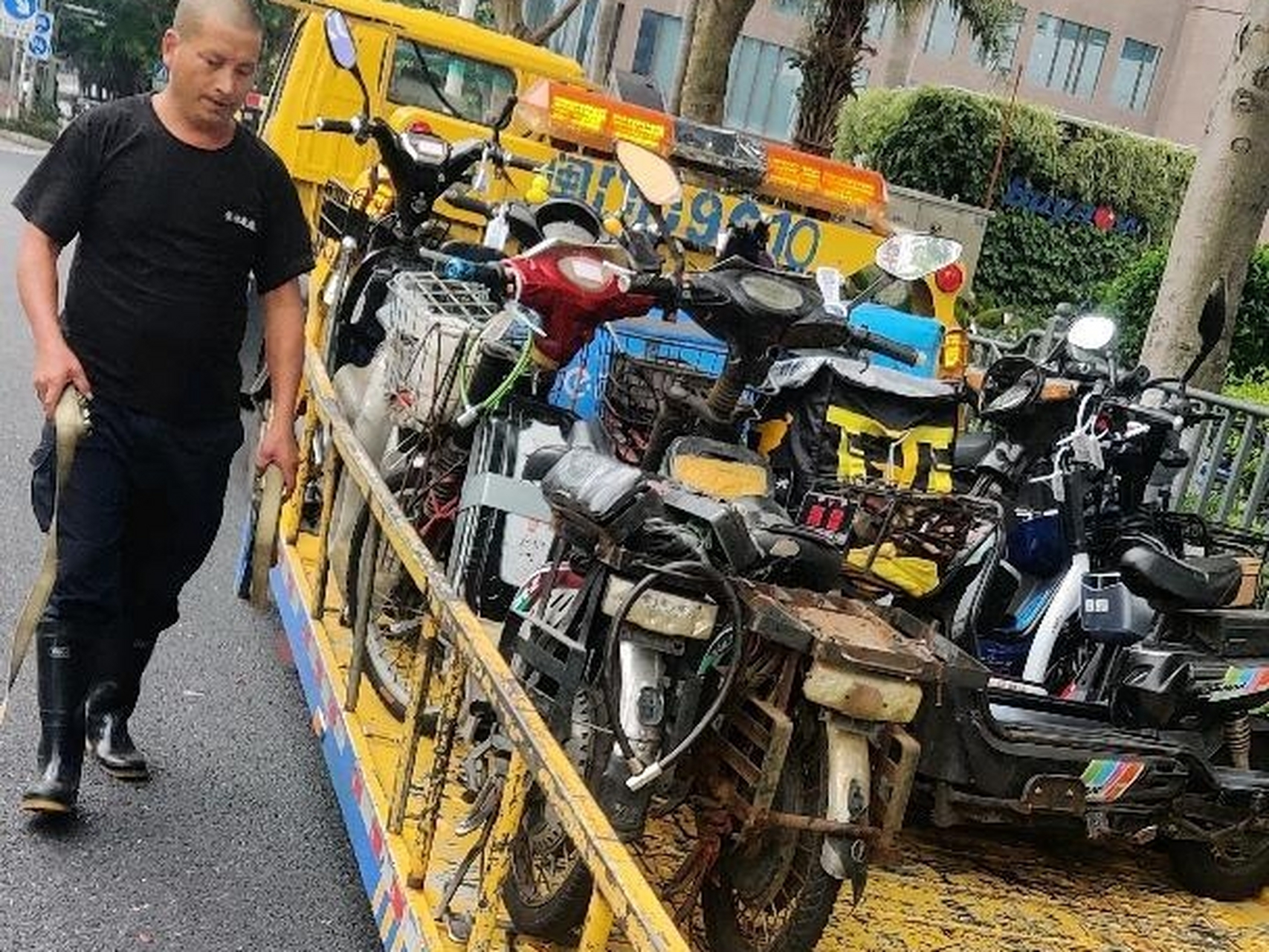 全国各地都在查电动车不是标配的不让上路,请问发放这个命令的人,老