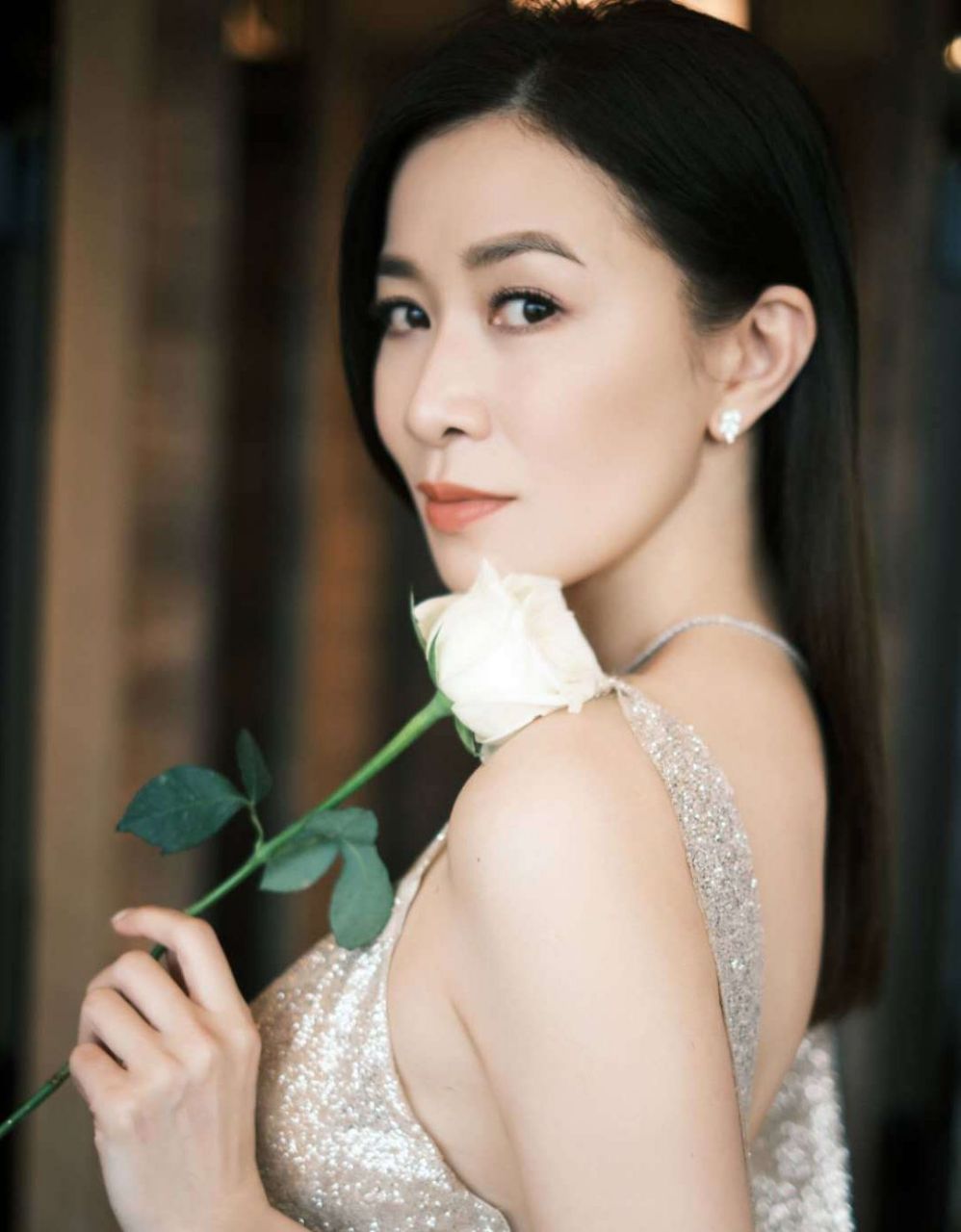 这个美女她叫余诗曼,中国香港女演员,余诗曼在吴启华版的《倚天屠龙记