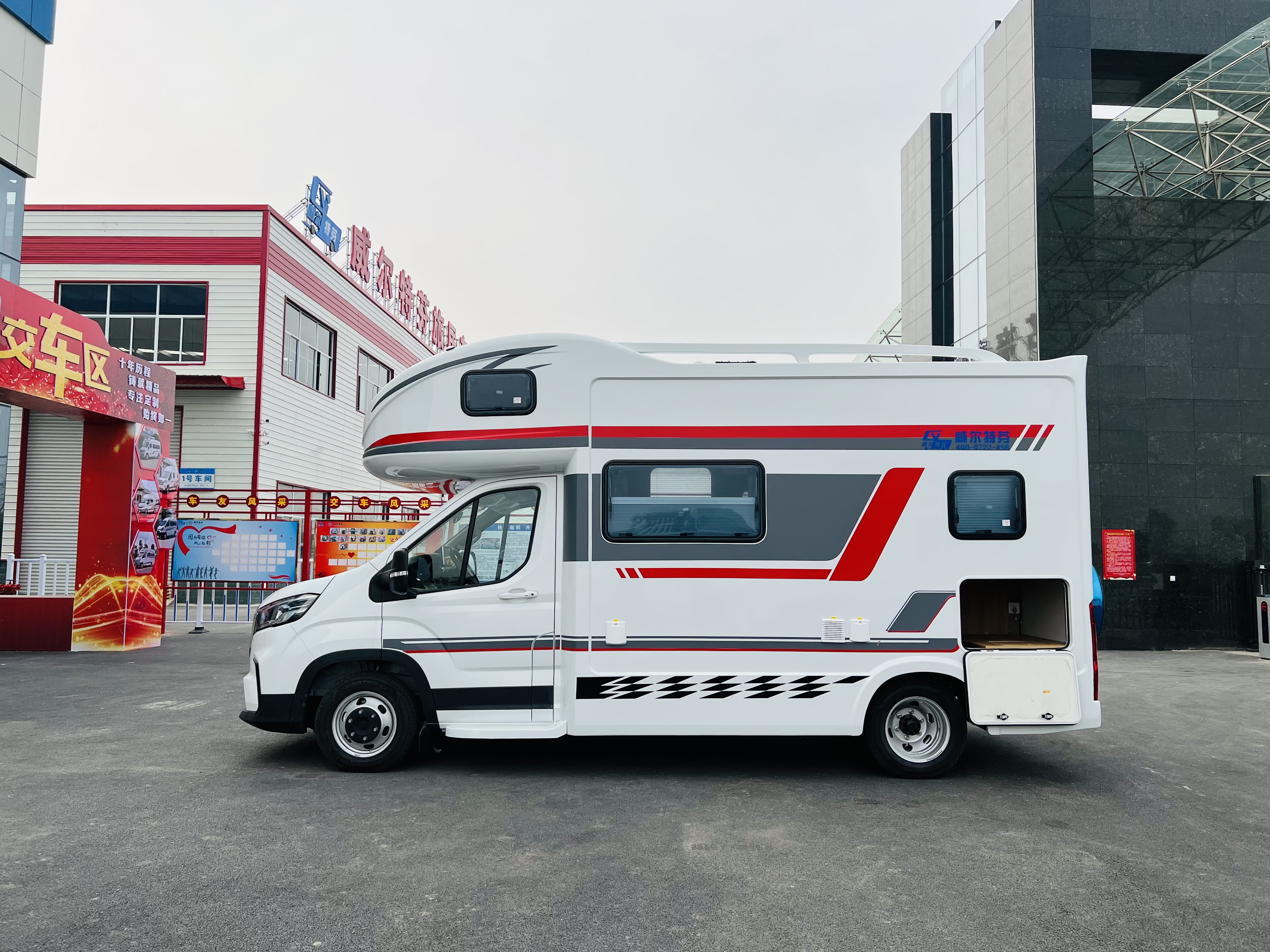 遇见一台绝美大通v90大额头c型房车