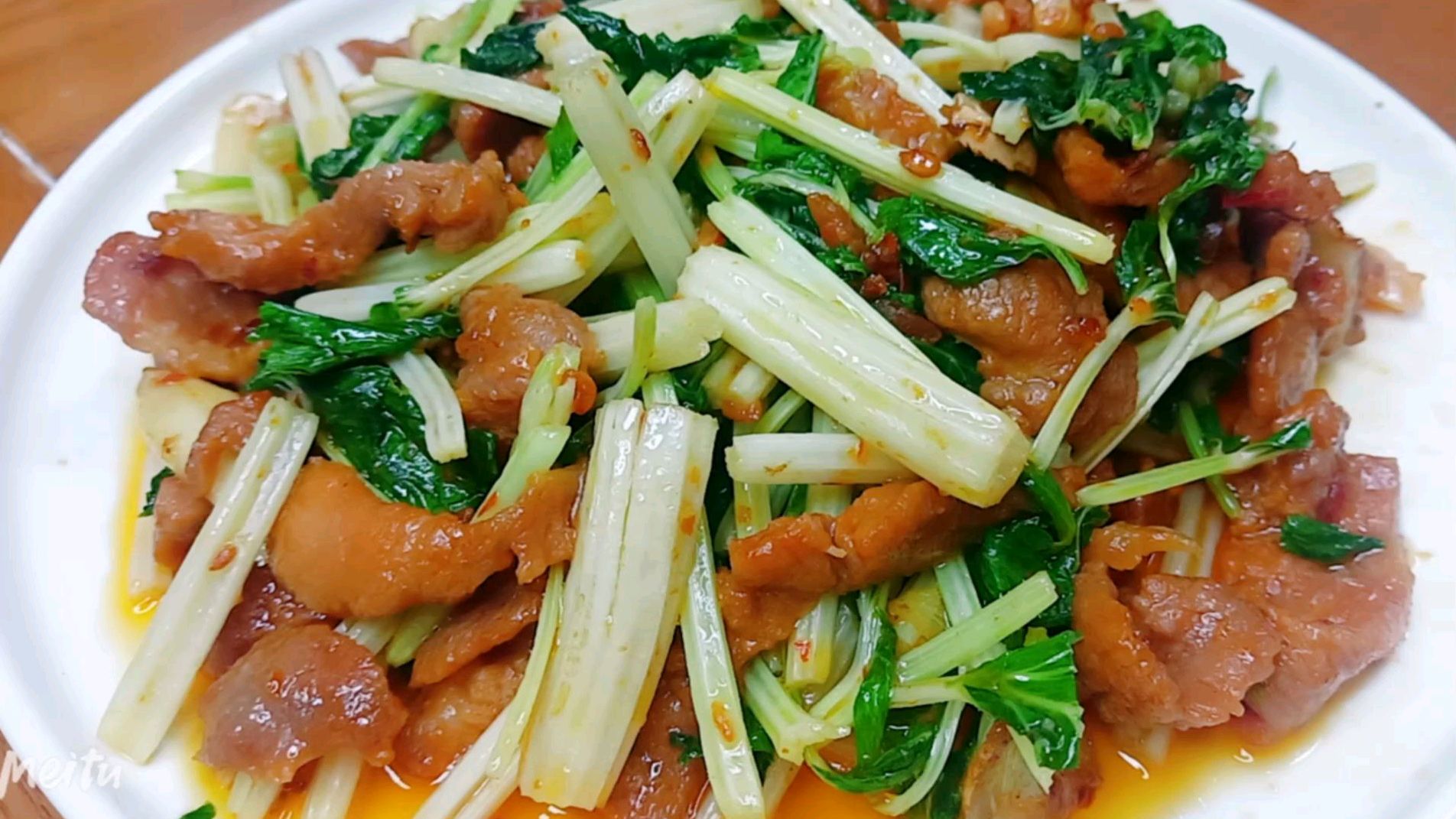 芹菜炒肉丝要不要焯水,四川厨娘这样做肉嫩爽滑,四川味太下饭了