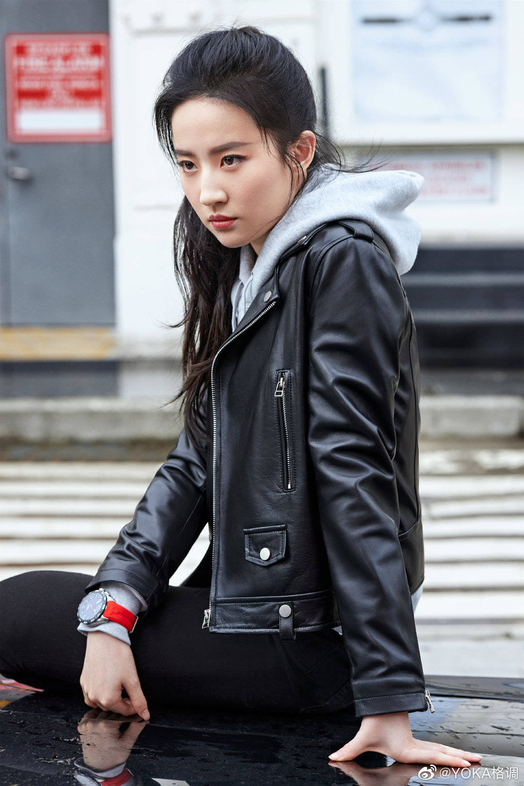 刘亦菲穿黑色皮衣,精致又帅气