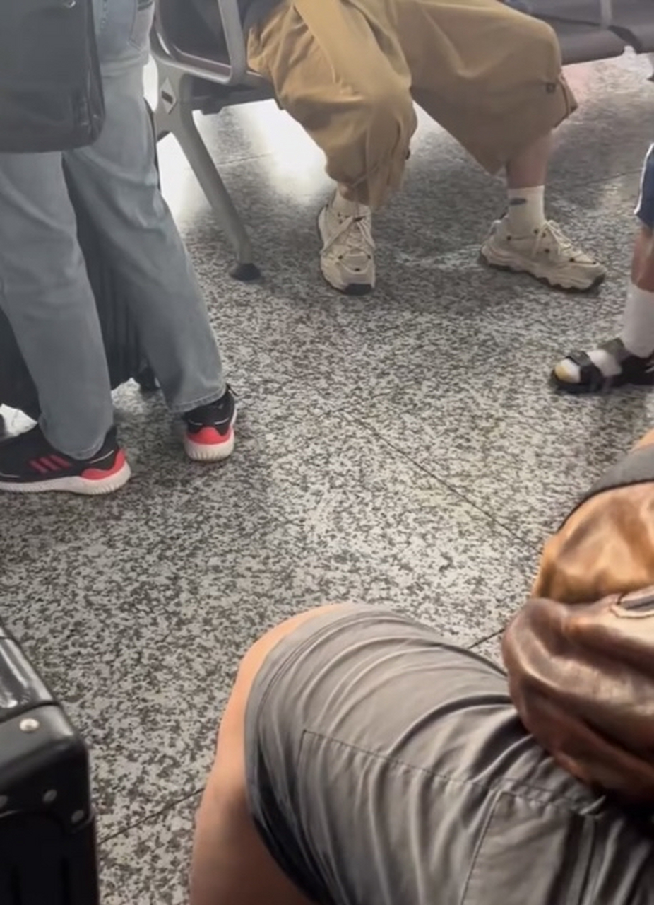 老人放纵男孩在火车站候车厅小便#  近日,一段关于一名男孩在候车