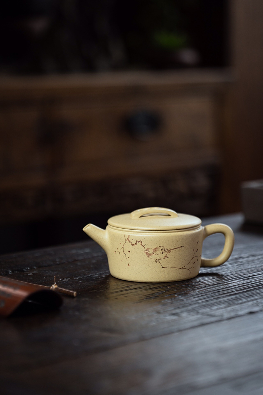 壶盖则略显弧度,使得整体造型更加和谐.