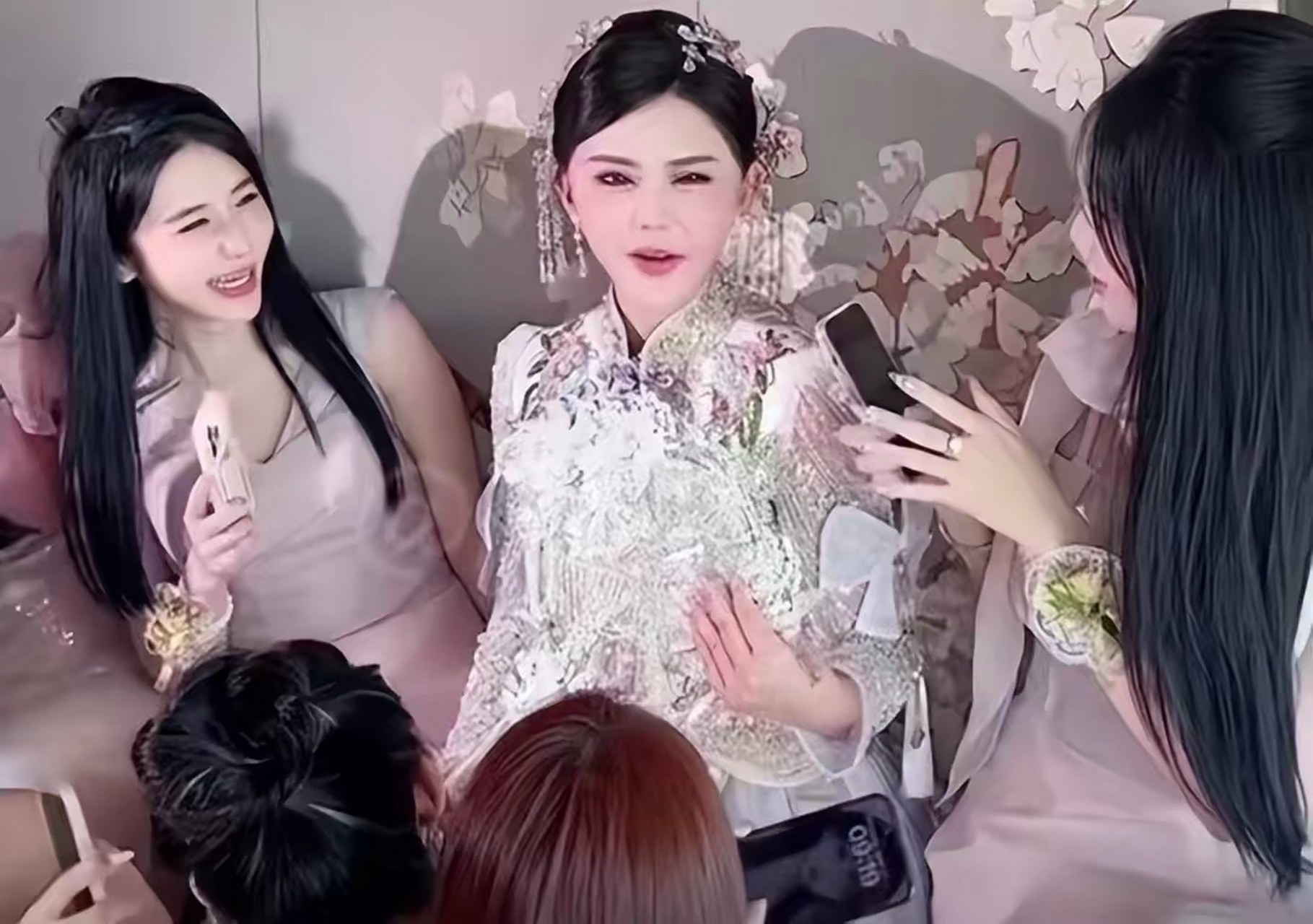 24岁网红韩安冉(原名韩朵)年纪虽然不大,但结婚史丰富(三婚三离),与