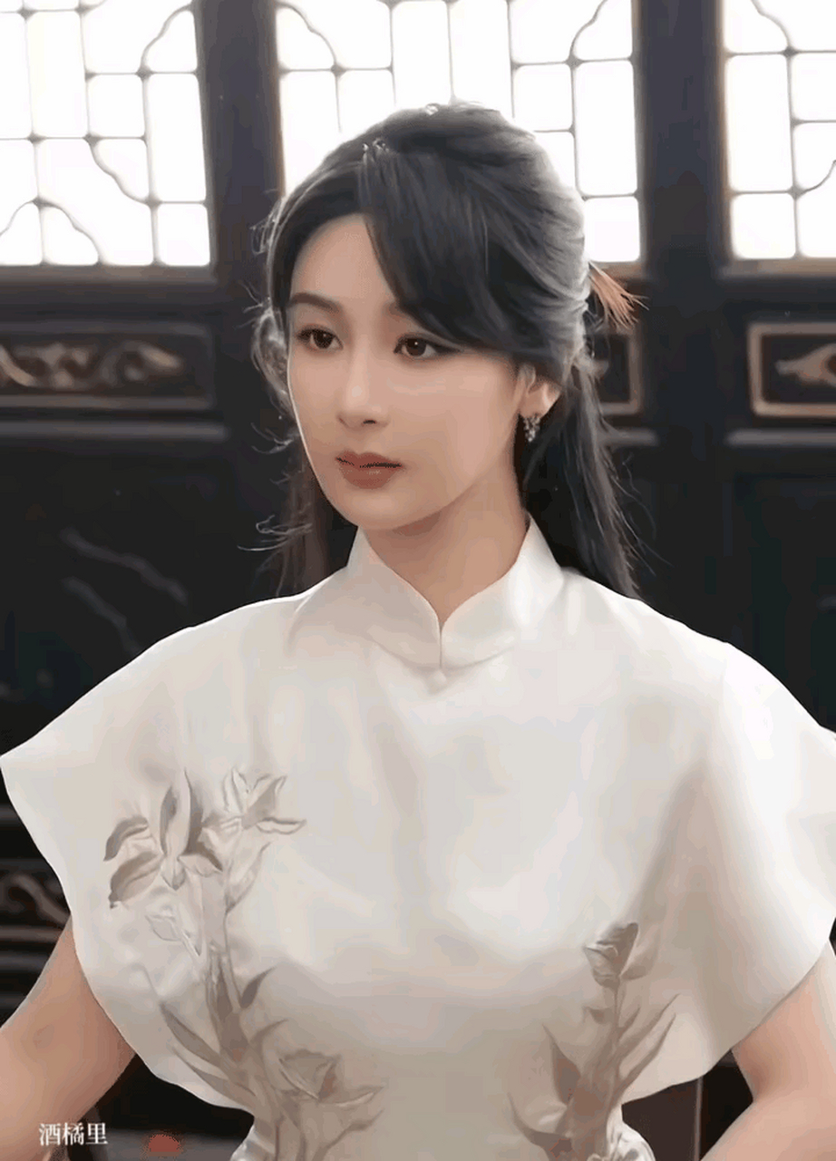 杨紫旗袍撑伞造型好美 桃之夭夭,灼灼其华~ #娱乐八卦# #爆款练习生