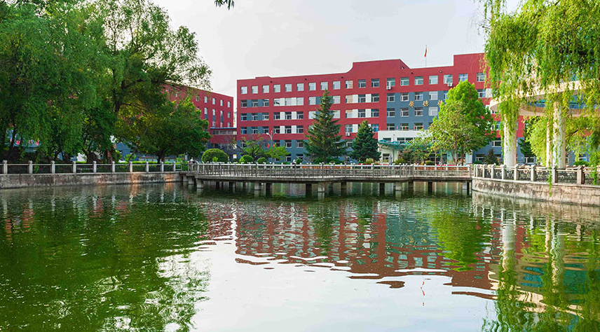 吉林一中学按中考成绩排队办入学,家长:歧视,校方回应惹众怒