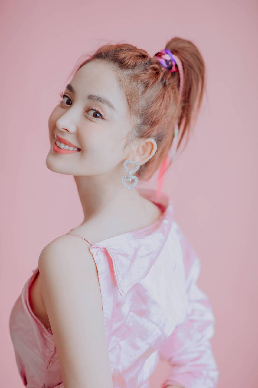 娜扎粉色系性感妩媚写真!#明星# #养眼美女# #大长腿