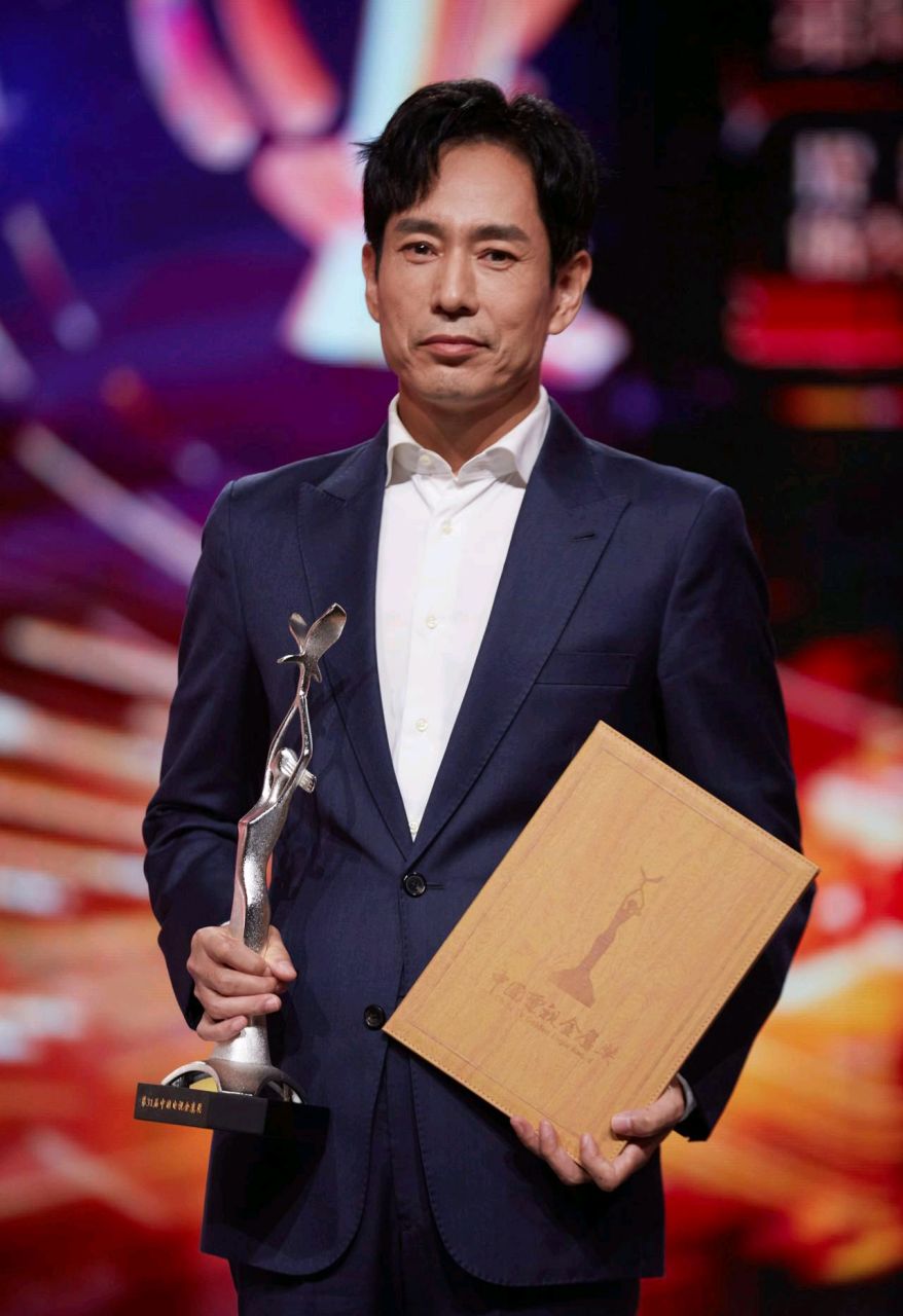 成泰燊(shen)凭借《巡回检察组》中米振东的塑造被提名第31届金鹰奖最