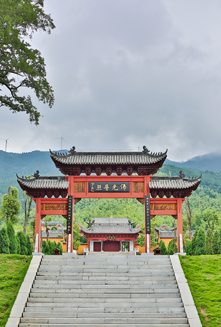 法眼寺就坐落在河南商城县黄柏山国家森林公园内,距县城60公里,南邻