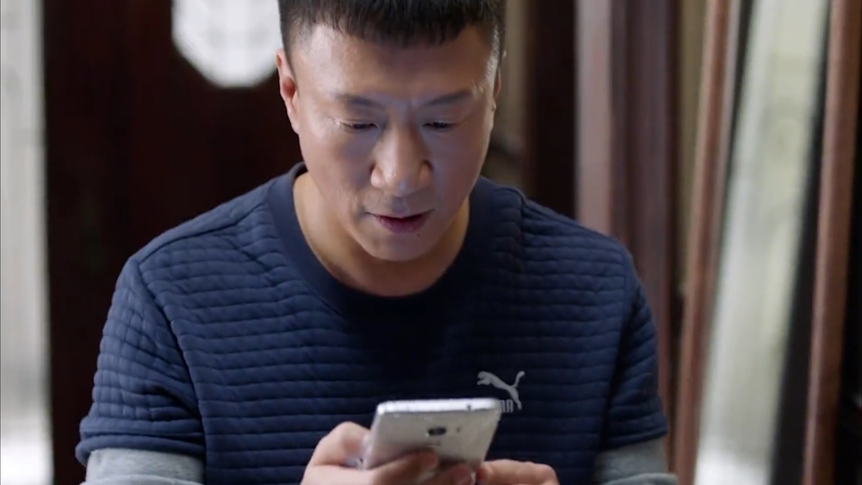 老父亲为了未成年女儿,也是煞费苦心～生怕自家白菜被猪拱!