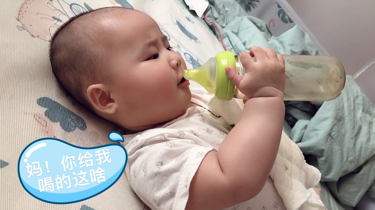 五个月宝宝抢了奶瓶自己抱着喝！边喝边嫌弃！这操作宝妈都看呆了