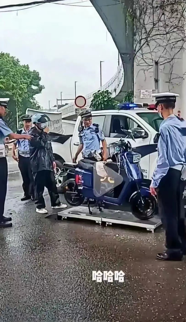 交警查电动车,竟然把秤都搬出来了,这就叫专业,认真,严谨,一丝不苟