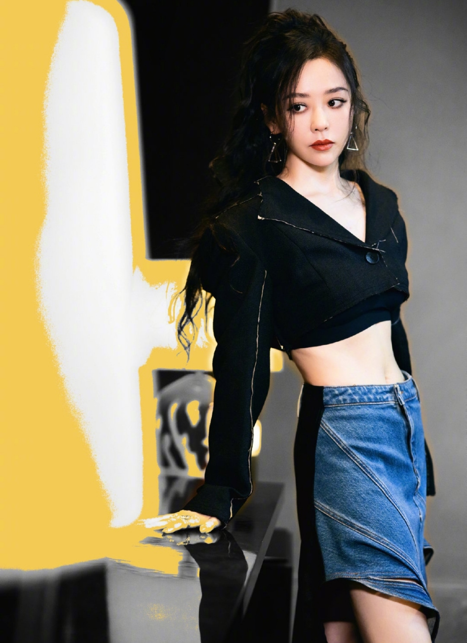 张靓颖为演唱会练出马甲线,冷不丁变美了,还有点适应不了.