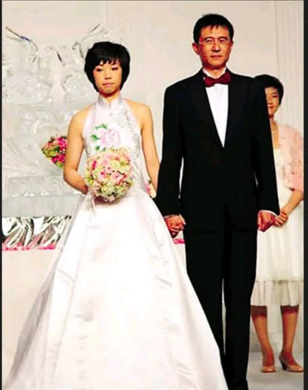 2009年,28岁的张怡宁嫁给48岁身家300亿的富豪徐威.