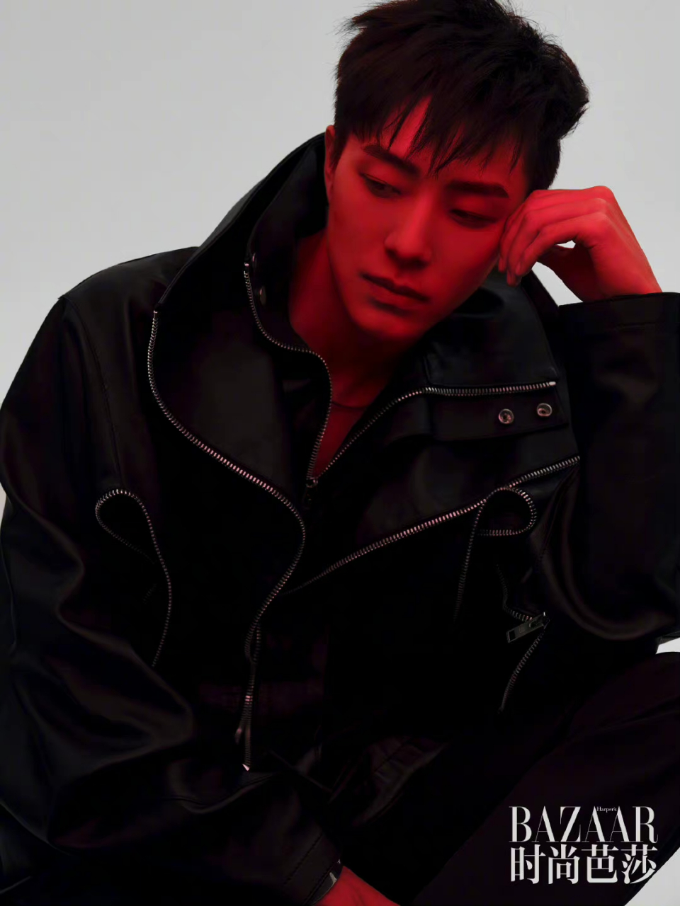 张欣尧登《时尚芭莎》,光影之间勾勒凌厉线条,极简风更显质感,表现力