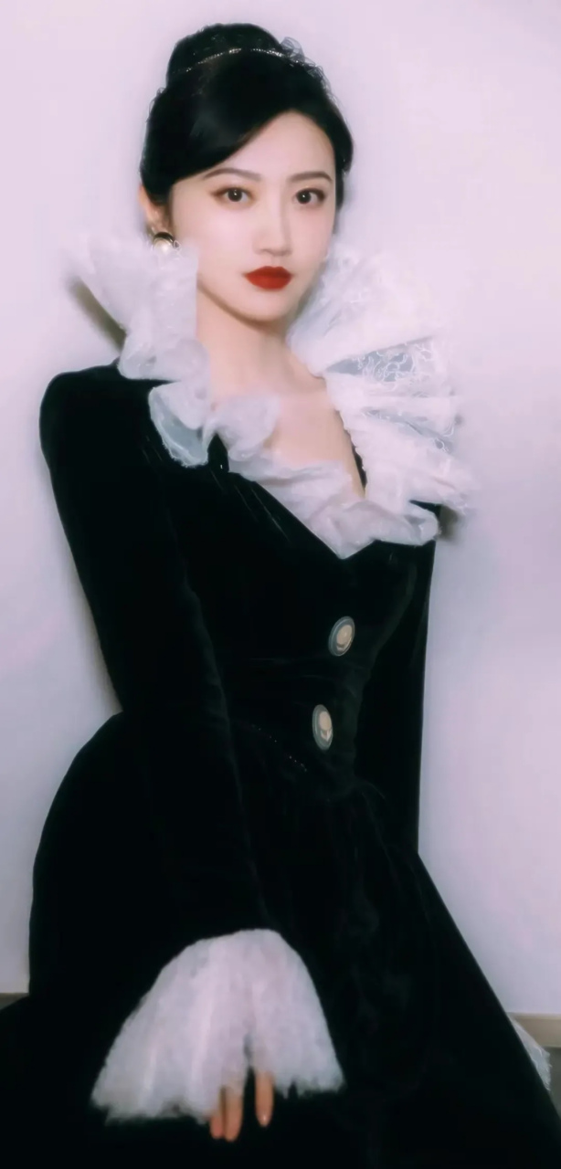 景甜最新动态,一组 景甜大开领黑色皇家礼裙,裙风情雅苑,大家闺秀之范