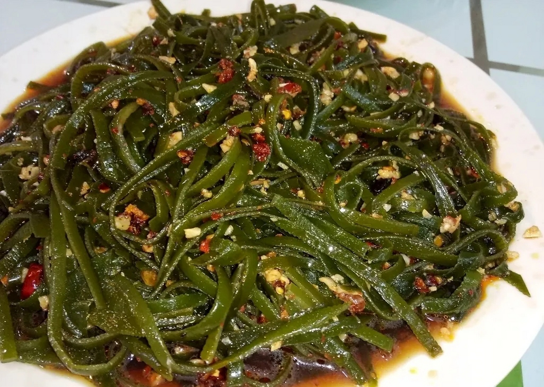 凉拌海带丝是一道家常菜,口感清爽,香气四溢,适合夏天消暑.