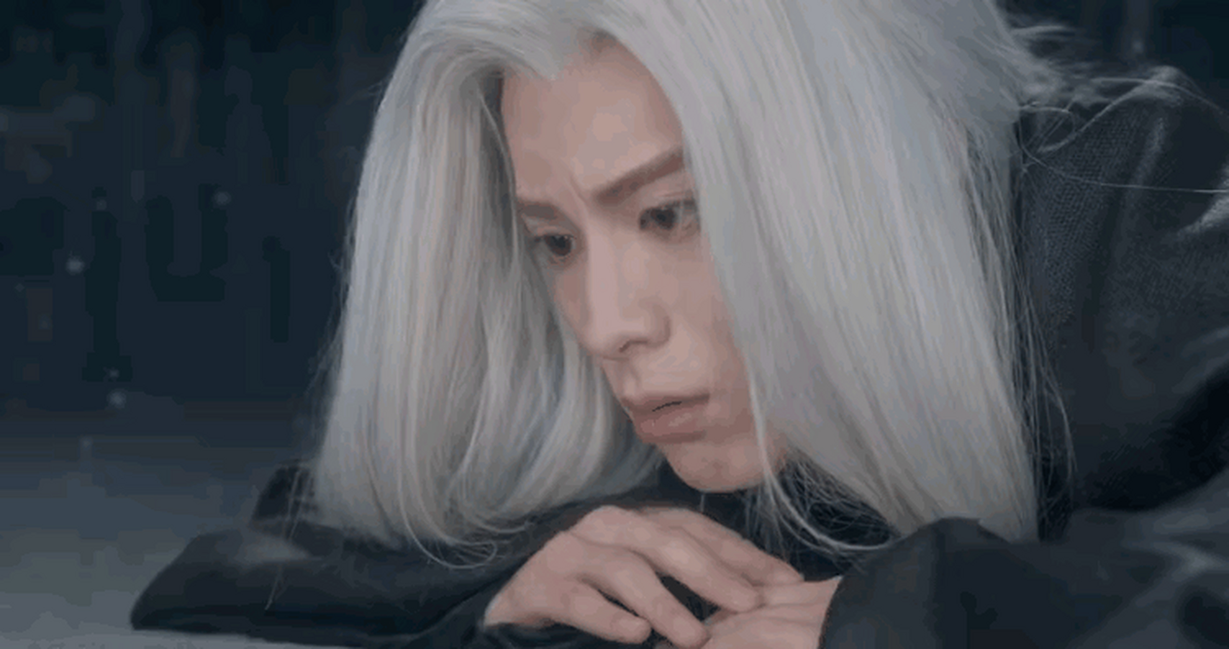 王鹤棣的白发造型是出来吓人的吧?白发干枯分叉毛毛糙糙的很显脸长