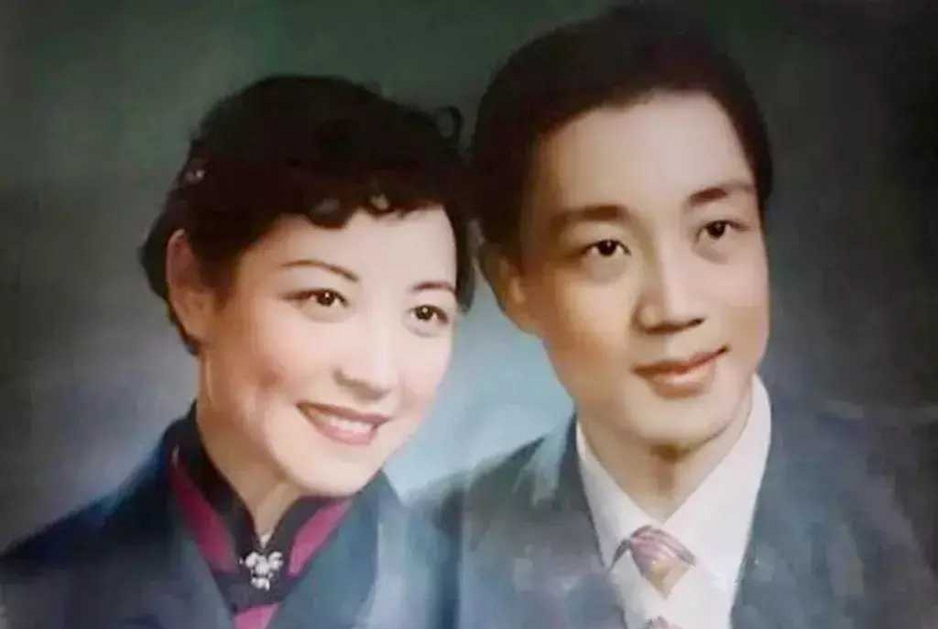 1961年,著名京剧演员杜近芳与丈夫吴葆桢在北京结婚时的合影.