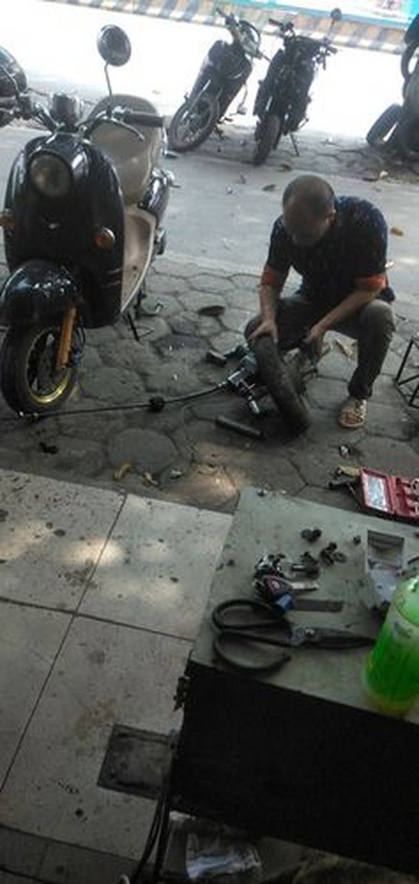 一天,一个老太婆带着孙子路过修车铺门前,看到地上一沓钱,孩子下意识