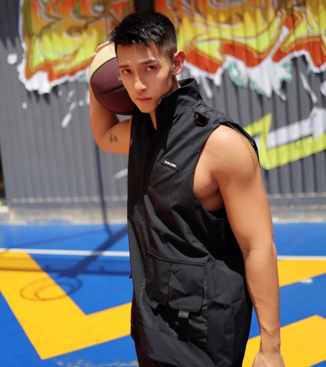 青春感的外形,小麦色的肌肤,182cm身高薄肌男生,是你的男友吗