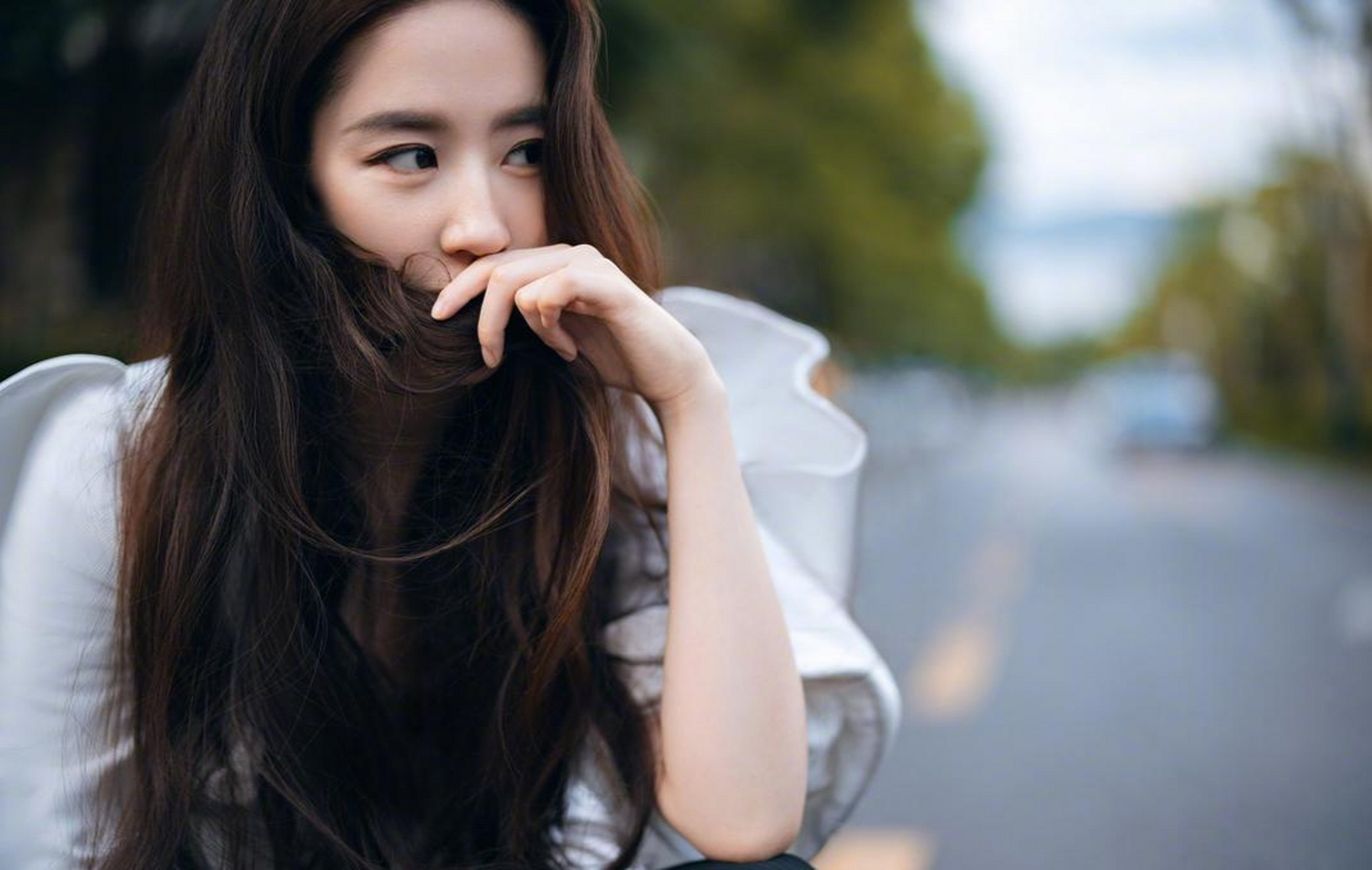 看刘亦菲长发飘逸,冷颜高贵,成熟美丽,温柔性感,韵味十足!