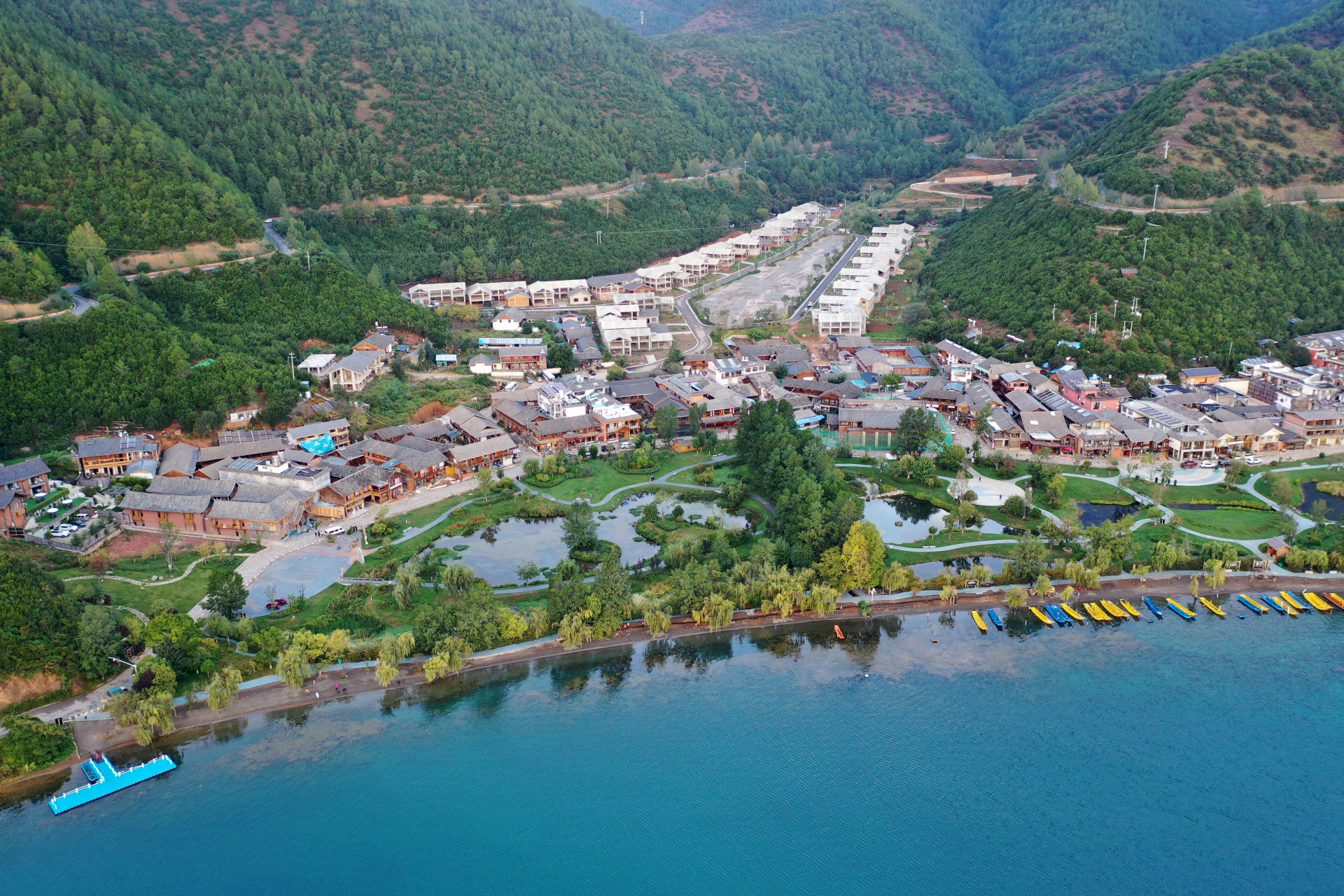 航拍视角下的云南泸沽湖里格村,东西南三面环水,形成了以里格半岛为