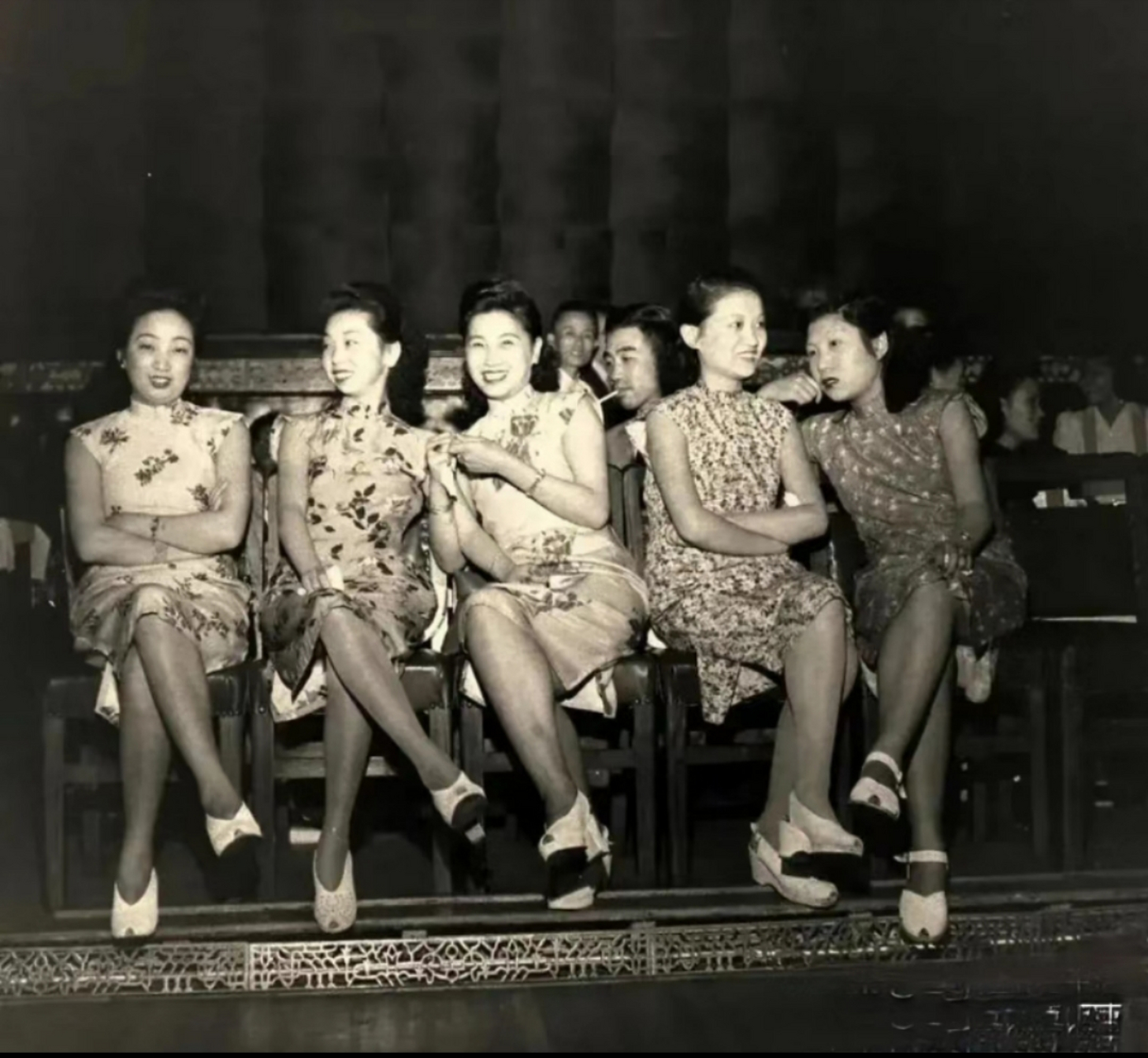 1948年,上海滩某舞厅,五位穿着时尚旗袍的美女,她们满面春风,珠圆玉润