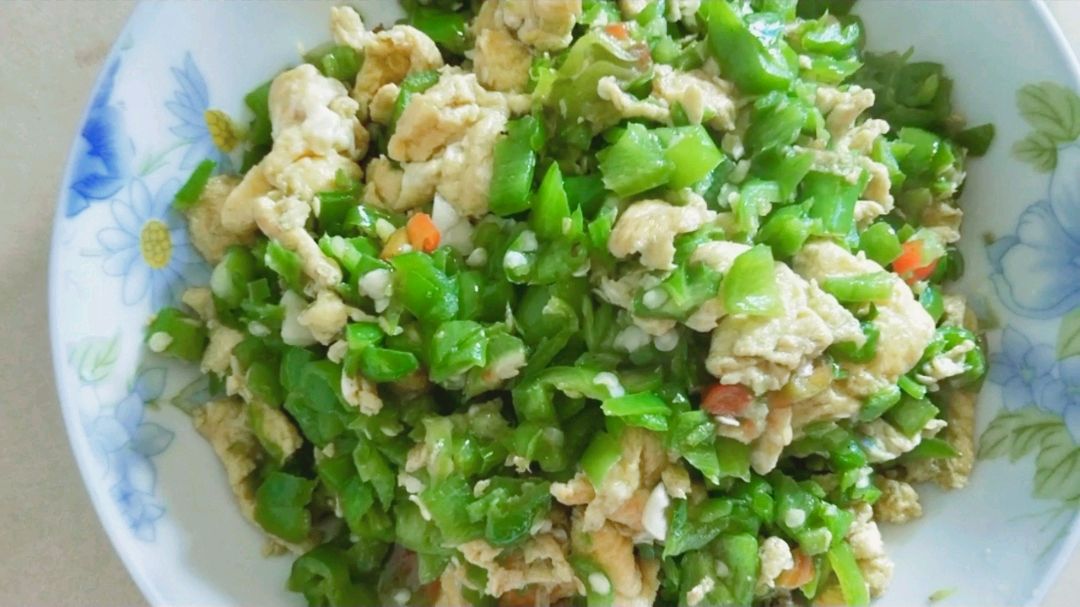 青椒炒鸡蛋这样做,好吃下饭又快捷,三碗饭都不够吃