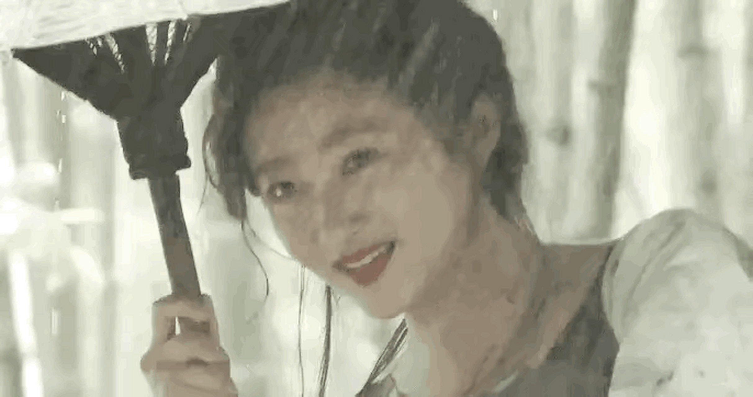 多年以后,关晓彤撑伞的画面,会不会也成为美人的一个经典画面?