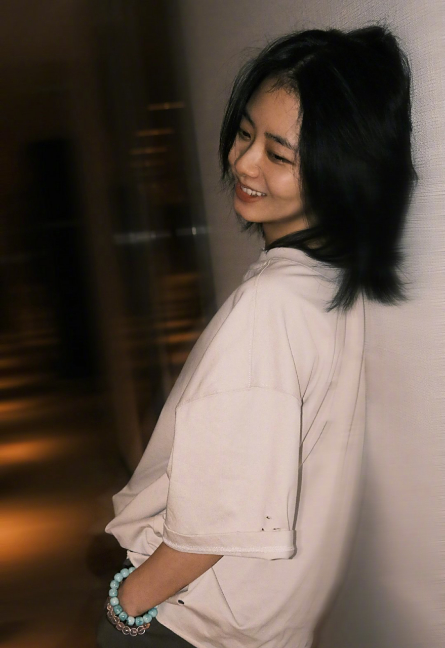 百家新收益#  谭松韵秋日写真,笑容亲切,率真可爱!