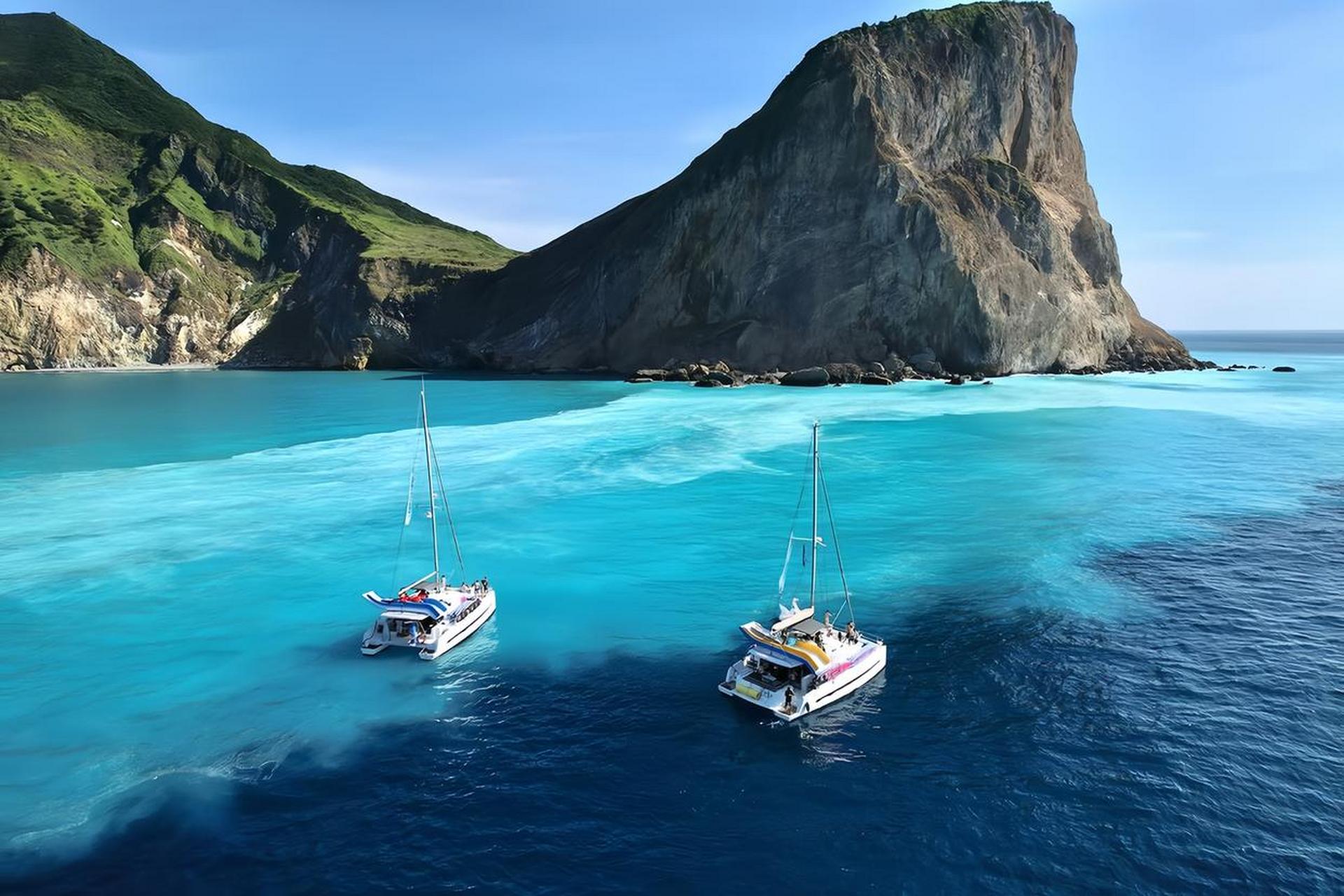 当船驶向大海,你会亲临其境,仿佛可以触及海水.