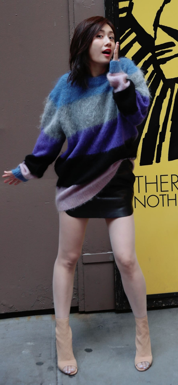 刘芸  丝袜美腿漏玉足