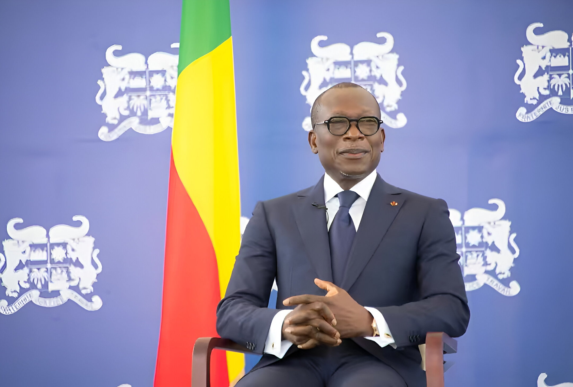 外媒不许夸中国,强行打断贝宁总统发言,塔隆当场犀利反击 据法国新闻