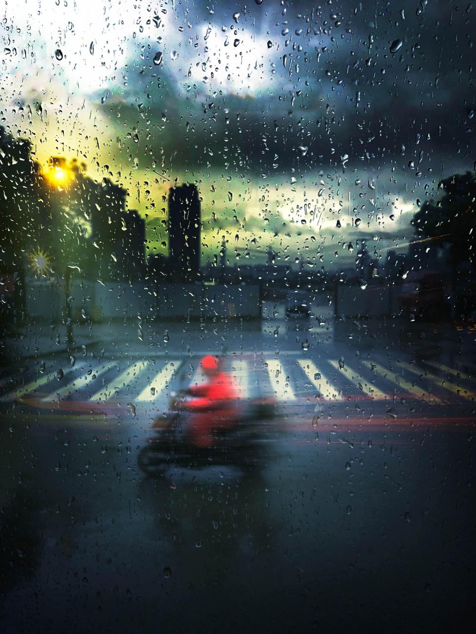 凌晨3点,大雨倾盆而下, 哗哗的雨声不绝于耳, 我从睡梦中醒来,听着