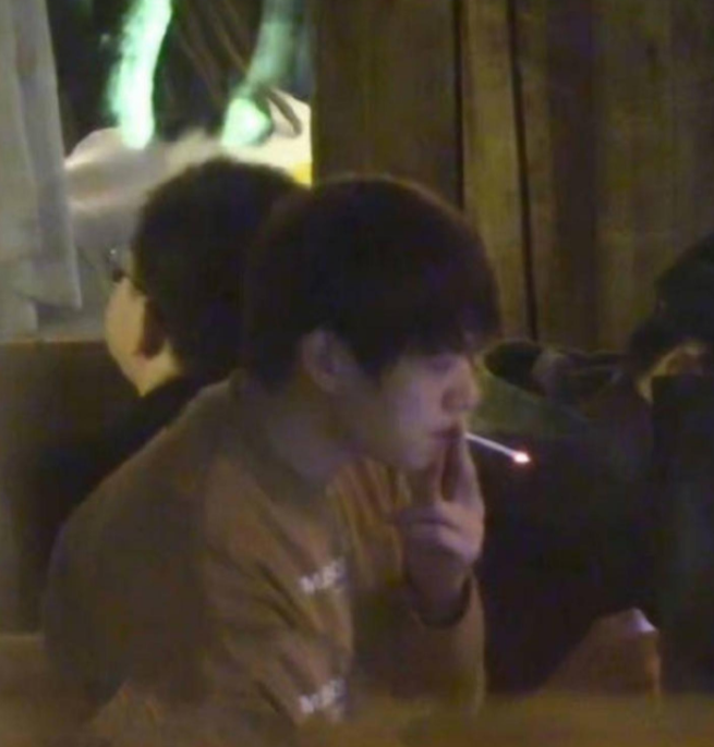 网友拍到魏大勋现身网吧打游戏,公共场合吸烟惹争议