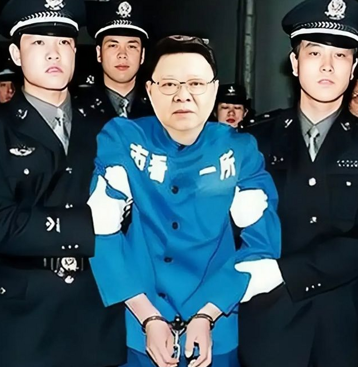 得知自己被判死刑时,被吓得软瘫在地,双腿无力,而在被执行死刑前一晚
