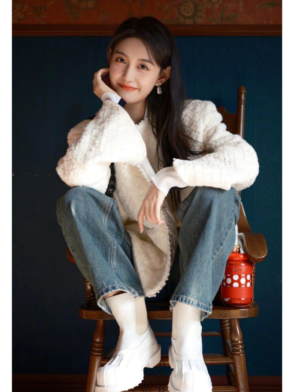 蒋依依美出新高度,羊羔毛外套配牛仔裤,气质且洋气